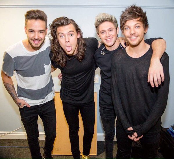 NiallsFlickrs's tweet photo. #ProudofOneDirection #ThankYouForEverythingOneDirection #TillTheEnd #AMAs1D https://t.co/G7wmnTJwqc