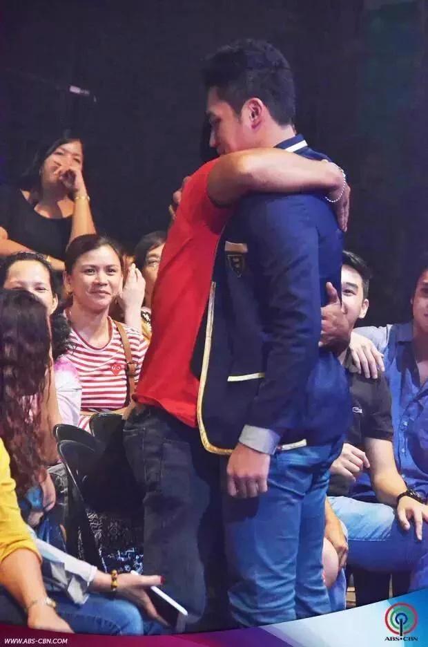 JimboyMartinOFC's tweet photo. this scene. 💕 it never fails to touch our hearts. #TeamGoodSon you really deserve this Good guy..

BB JIMBOY to 2366 https://t.co/Hn4iAX0kby