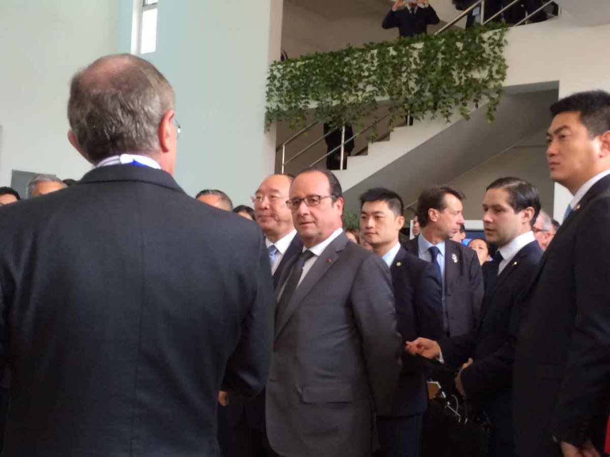 #奥朗德总统访华#奥朗德总统来到法中唐家坨污水处理厂参观。这个项目由重庆水务资产经营有限公司和法国苏伊士环境集团合作开发。