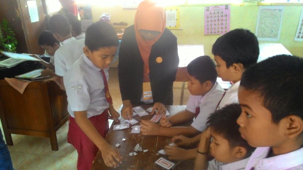 klsinspirasiPDG's tweet photo. Designer grafis mnggunakan alat bantu mnjlaskan profesinya..mengajak anak2 membuat poster #KIPadang3 #KelasInspiras https://t.co/Y0q9176yr6