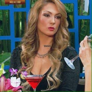 beckhy_'s tweet photo. https://t.co/yXKuioDtz5 Podrian Votar por @norasalinastv #MejorVillana Gracias 😍👌 RT Porfa🙇 #5Puntos 💋 https://t.co/K4mLhowS3v