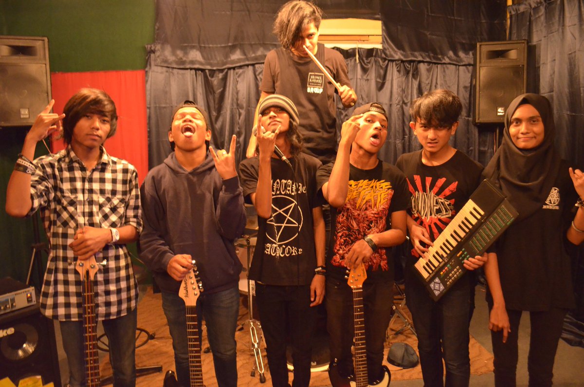 last week jamming . keep update with us . we gonna perform back later . hail \m/