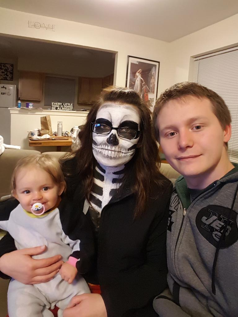 jetsfan88's tweet photo. @nescaughtfire33 nes. This is our Halloween night pic. https://t.co/zUEVKUCvB3