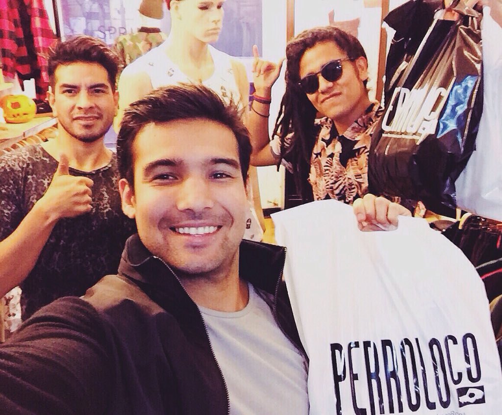 felicianomusica's tweet photo. Con las nuevas camisas #PerroLoco #FullFlor 🍃 para seguir con la promo de #SiempreHasSidoTú con @EzioOliva  ✌🏾️ https://t.co/KM8k4IJ9b8