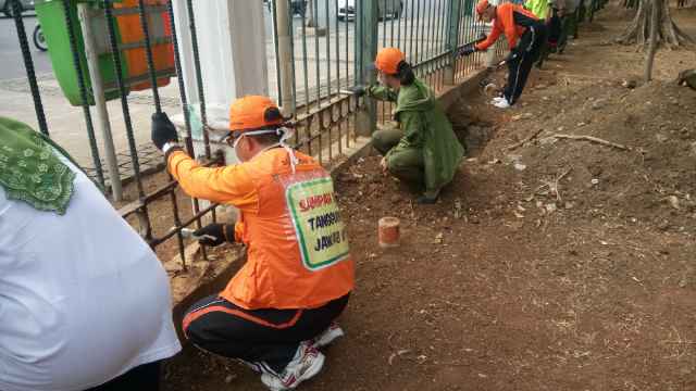 Pelaksanaan kegiatan Pengamplasan Pagar Monas