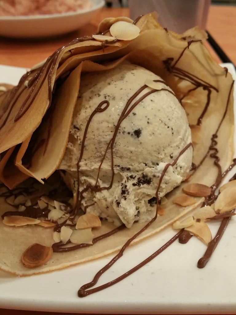 NotChobi's tweet photo. Yummy crepe! https://t.co/gWdeATwTef