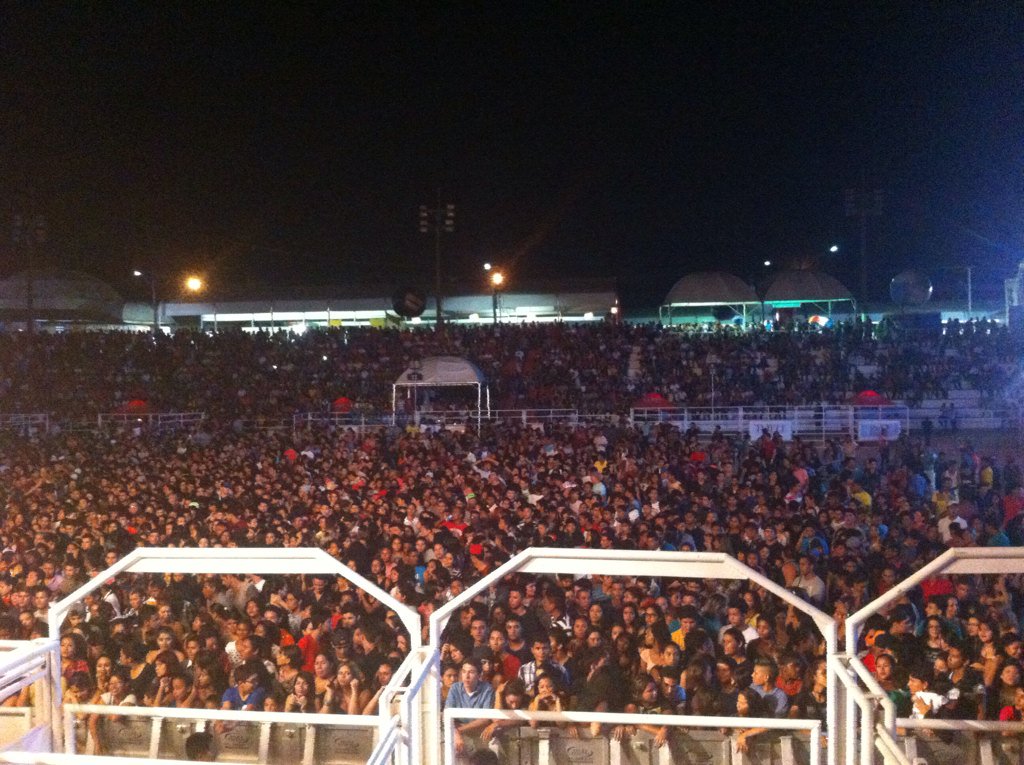 ExpofeiraAP2015's tweet photo. Arena da #expofeiraap2015 lotada. #showNxZero #vempraexpofeira https://t.co/JkFA0na39d
