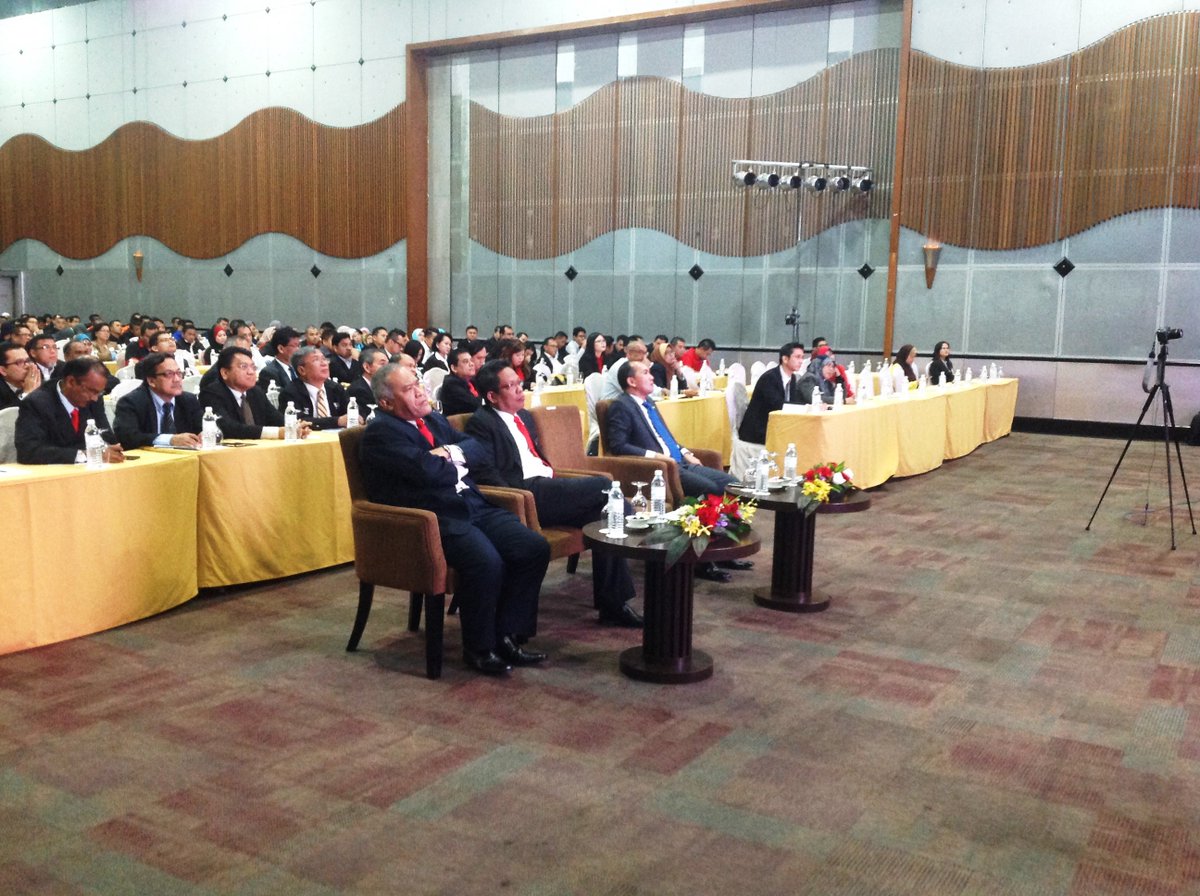 MpcProductivity's tweet photo. Sharing session by Mr Azman (Sime Darby) on #LEAN Six Sigma at #APIC2015 today. #MPC #TeamExcellence https://t.co/pX9wCQukBi