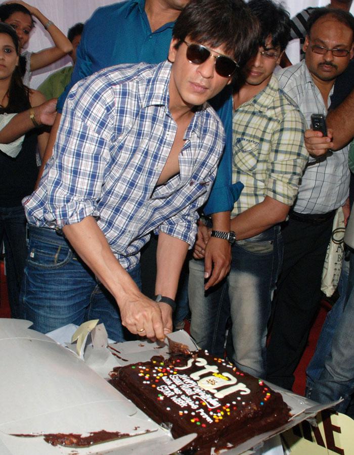 Happy BirthDay My Favorait Hero Shah Rukh Khan 
Love U.... 