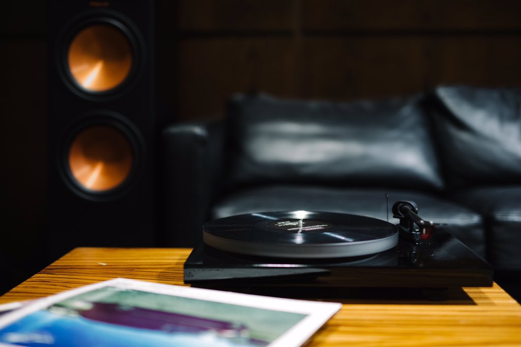Sunday night #vinyl sessions with the #projectaudio Debut Carbon. #turntable #debut <a href="/klipschaudiocan/">Klipsch Audio Canada</a> #klipsch