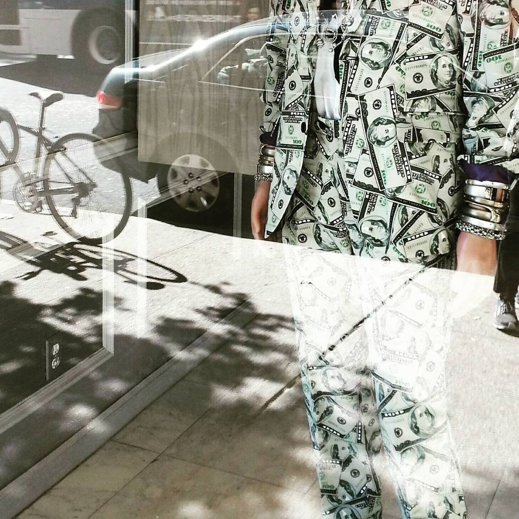 clino_ch's tweet photo. Why carry a wallet? #nycstorewindow
#bespoketailoring
#money #fashion #rich #cash #alexisb… https://t.co/TiSXYWNnUG https://t.co/UTaVo1VJdV