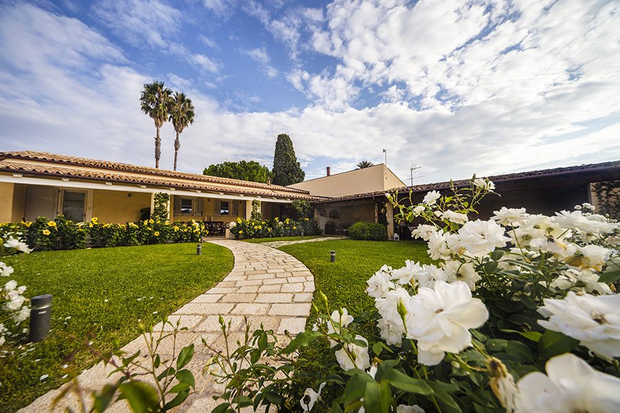 dimoredepoca's tweet photo. Un giardino mediterraneo nei pressi di Siracusa: 6 suite con maioliche di Caltagirone e... https://t.co/sEu5JTbOPc https://t.co/7x4w1EFMSU