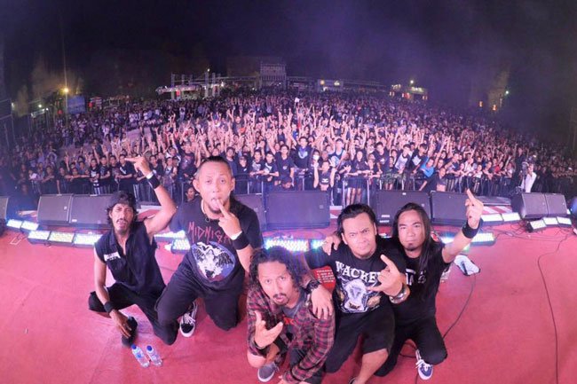 RollingStoneINA's tweet photo. Burgerkill, Seringai, Carnivored Ramaikan Rock in Solo 2015 https://t.co/9C5oj5rANj https://t.co/QC5ltqvBrQ