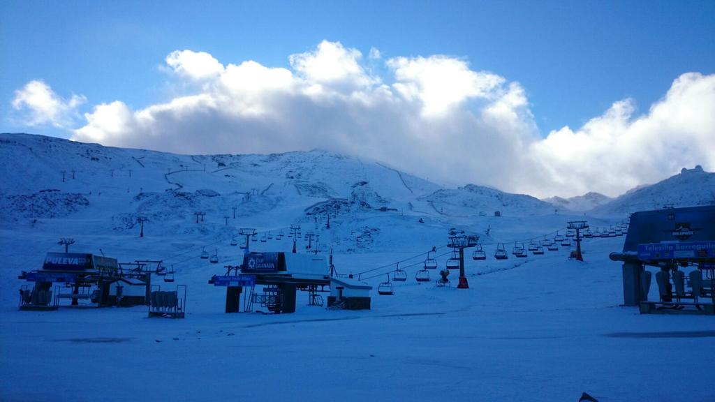 websierranevada's tweet photo. Los mejores momentos del mejor amanecer del otoño en #SierraNevada...Una gozada. #FelizLunes #monodenieve https://t.co/SJS1PQ2rkg