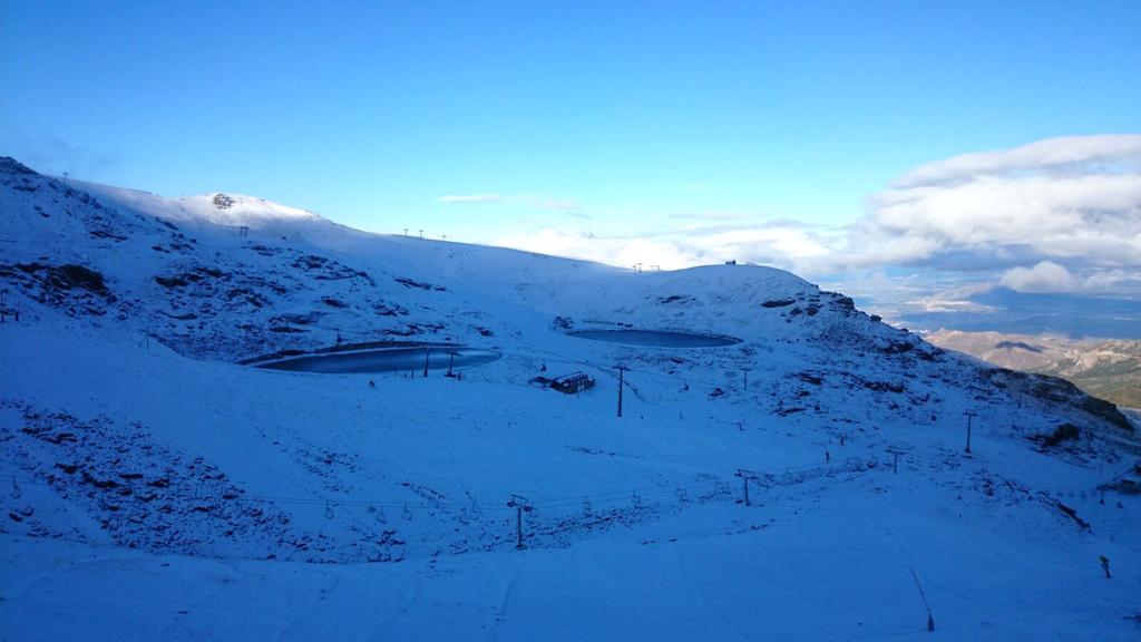websierranevada's tweet photo. Los mejores momentos del mejor amanecer del otoño en #SierraNevada...Una gozada. #FelizLunes #monodenieve https://t.co/SJS1PQ2rkg