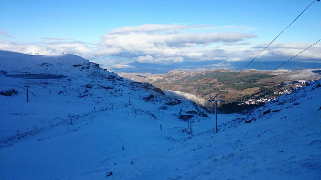 websierranevada's tweet photo. Los mejores momentos del mejor amanecer del otoño en #SierraNevada...Una gozada. #FelizLunes #monodenieve https://t.co/SJS1PQ2rkg