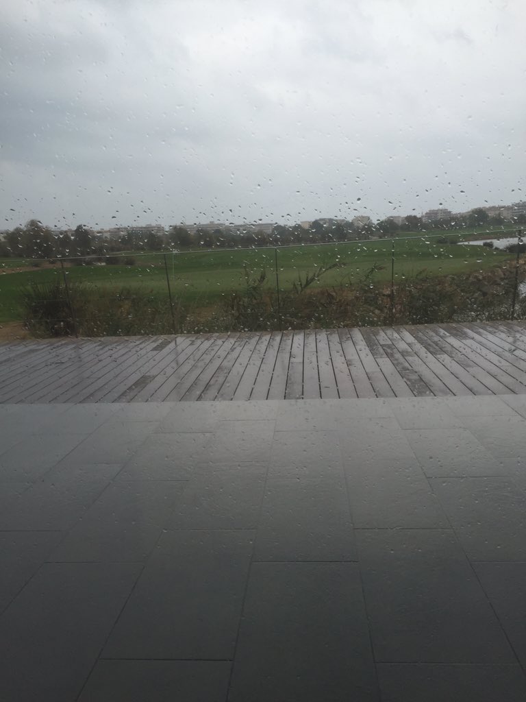 JacobGlennemo's tweet photo. Åkte till Spanien för att få träna i lite gött väder och möts av detta...☔️🙈🏌 https://t.co/v27w1XBvkK