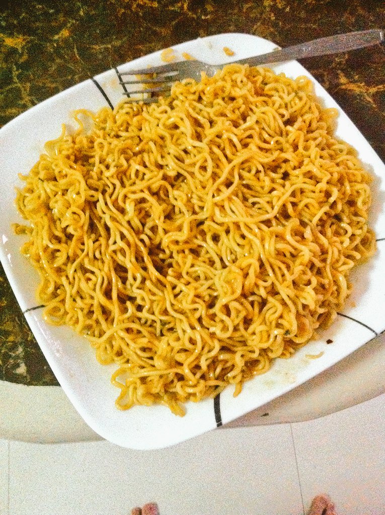 sammlhc's tweet photo. Meryenda guys? Masarap daw ang bawal. #UTIproblems ps: di ako matakaw oy! ๐๐๐ https://t.co/kTnCHXWoTd