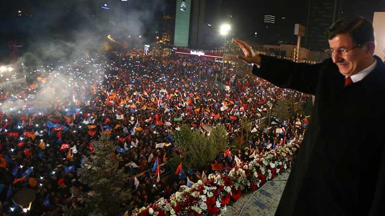 AJTurk's tweet photo. Balkondan “yerli ve milli bir Anayasa" daveti https://t.co/8hifIFY0Mr https://t.co/UD3vjAKdEY