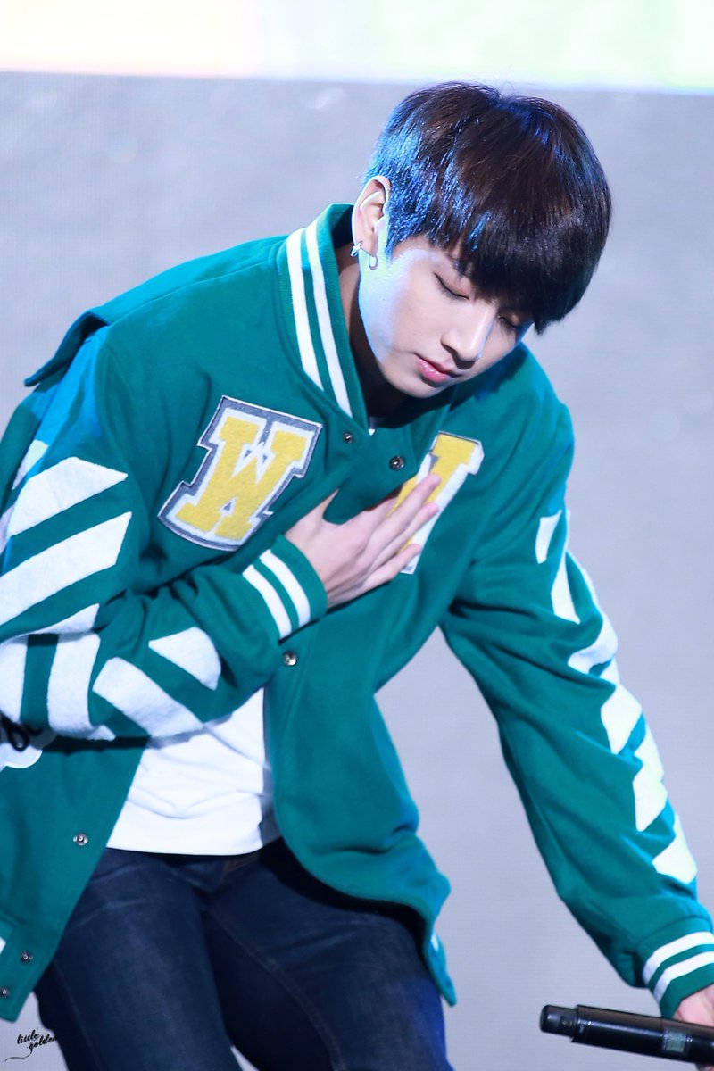 LittleGolden97's tweet photo. 151031 아시아 유스 케이팝 패스티벌 4P upload!!~ #정국 #방탄소년단 @BTS_twt https://t.co/ePIAClA5ir 이런 잘 생김.. 숨 못 쉬어 https://t.co/ZrNfp7bpS0