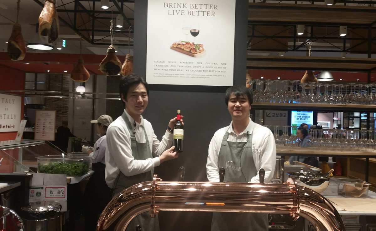 GiuliaLaz_DF's tweet photo. Visiting the new #Eataly in #Seoul where #Sedara #DocSicilia by @DonnafugataWine is served by the glass #Sicily https://t.co/05WuX54cV5