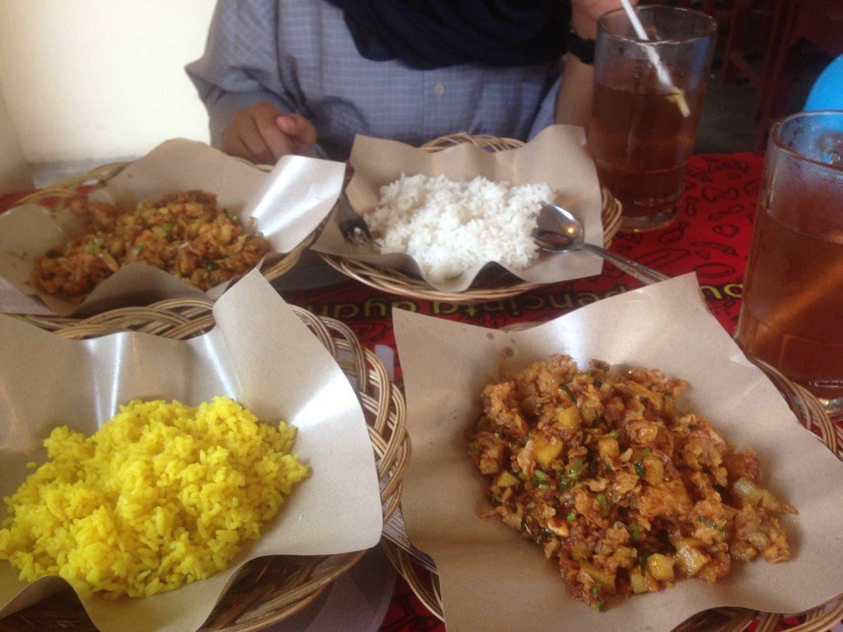shellayusri's tweet photo. Your partner for lunch❤ @chickenpediajogja https://t.co/ESfmACn1Y4