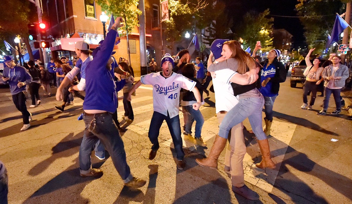 KCStar's tweet photo. Fans in Westport react to the #Royals winning the #WorldSeries Sunday night. Photo by Rich Sugg https://t.co/l6xQtdVkYg