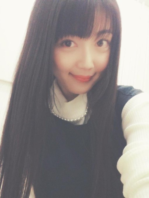 今とある所にきてます(ฅ'&omega;'ฅ)♪ 今日は雨だから前髪がきまらない(｡-_-｡) https://t.co/RPuamqHep3