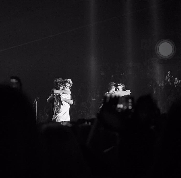 dxrbyniall's tweet photo. That moment broke my heart #ThankYouForEverythingOneDirection https://t.co/MfsnTY0xx3