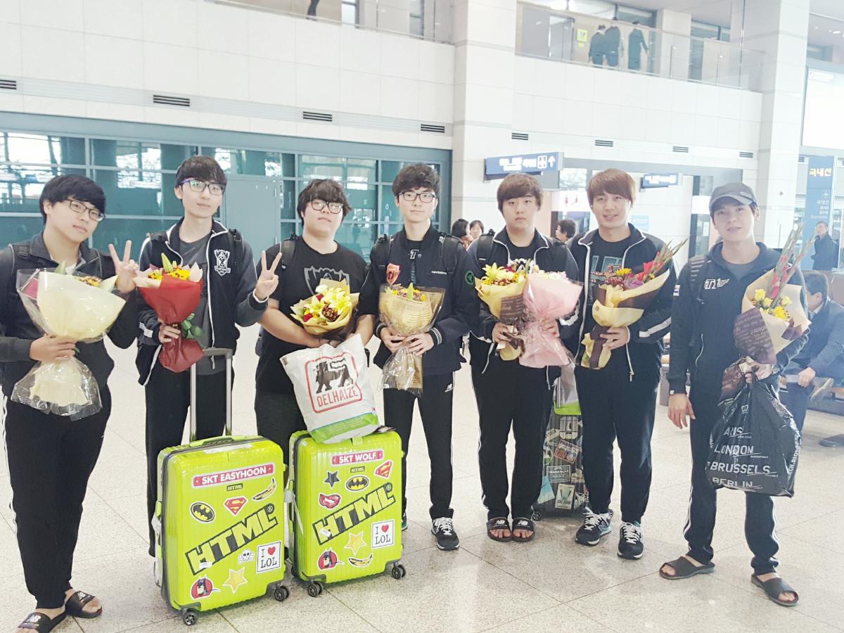 T1LoL's tweet photo. #SKTT1 arrived in Korea 😍
#SKTWIN https://t.co/XbRVVSiqMN