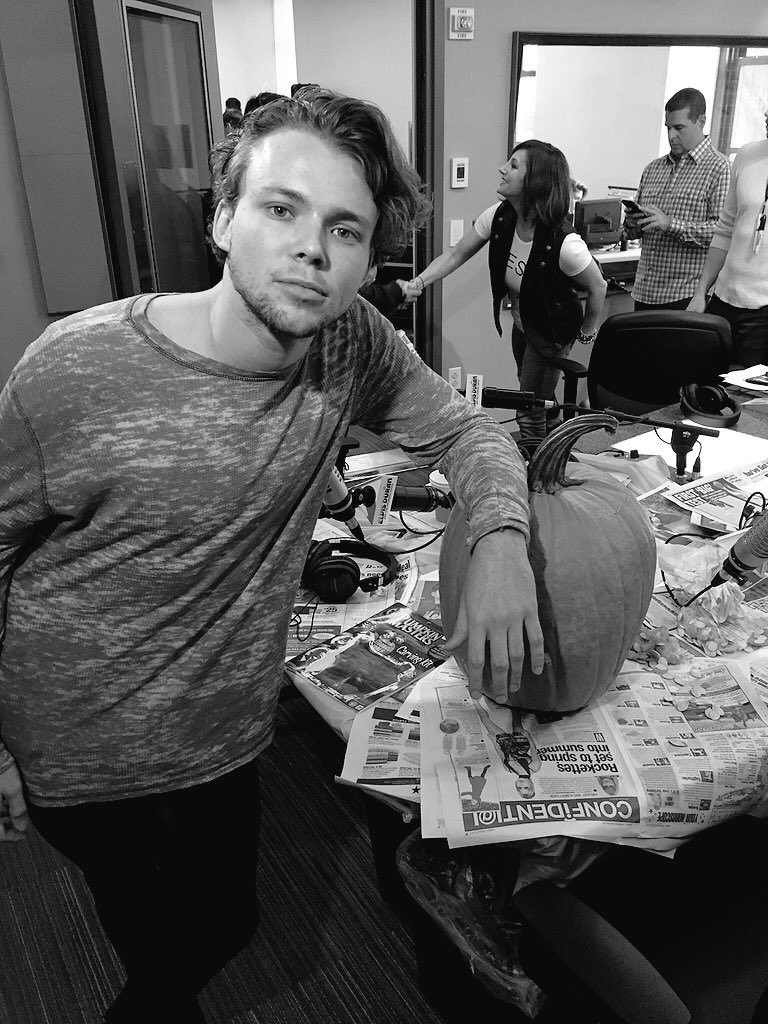 This is I and my pumpkin 🎃
We are new so would you mind giving us some rts? 
Thanks a bunch!