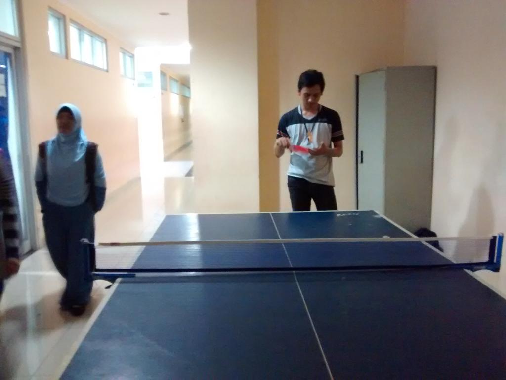 Sekarang FIB Undip punya tenis meja. Cara pinjemnya cek timeline <a href="/seputarFIBundip/">SeputarFIBUndip</a> ya.
