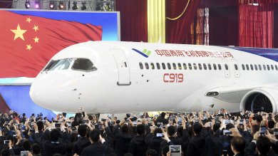 repubblica's tweet image. Ecco il C919, sfida cinese a Boeing e Airbus: il primo aereo di linea di Pechino larep.it/1MbfwlG