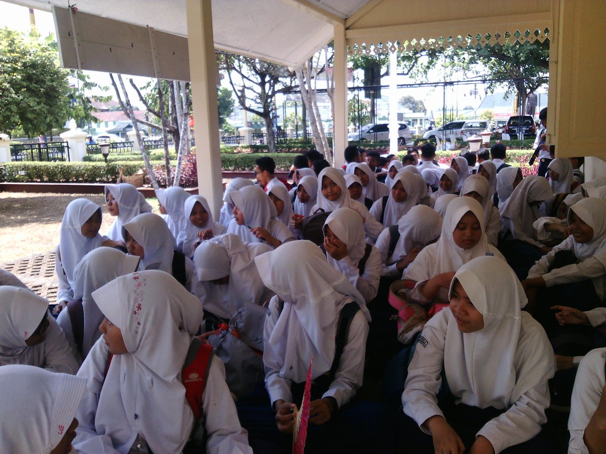 BRI_Museum's tweet photo. Senin, 02 November 2015. SMPN 8 Purwokerto :D *Salam Museum di Hatiku https://t.co/3OGn2LLMt3