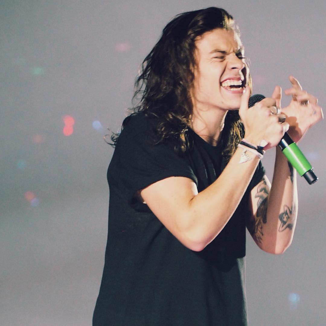 Harry on stage at the Motorpoint Arena, Sheffield England! (10.31.15) © otragram (IG) #10 #OTRASheffield3 -J