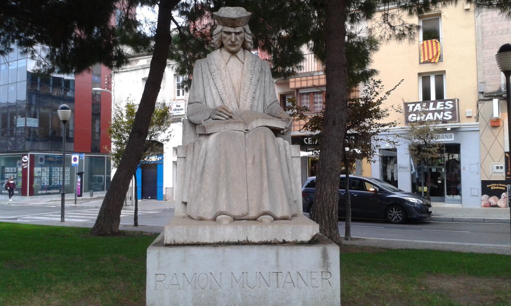 CNLGirona's tweet photo. Escultura del cronista #RamonMuntaner a la pl. Del Doctor Ernest Vila de Figueres. @R_Muntaner #AnyMuntaner https://t.co/efdCt4mwYY