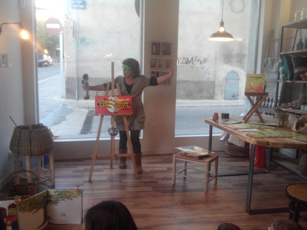 AbrilsCafe's tweet photo. Dissabte vam tenir contacontes de #castanyada amb la llibreria @Synusia_ #Terrassa https://t.co/euuGEgmoEj