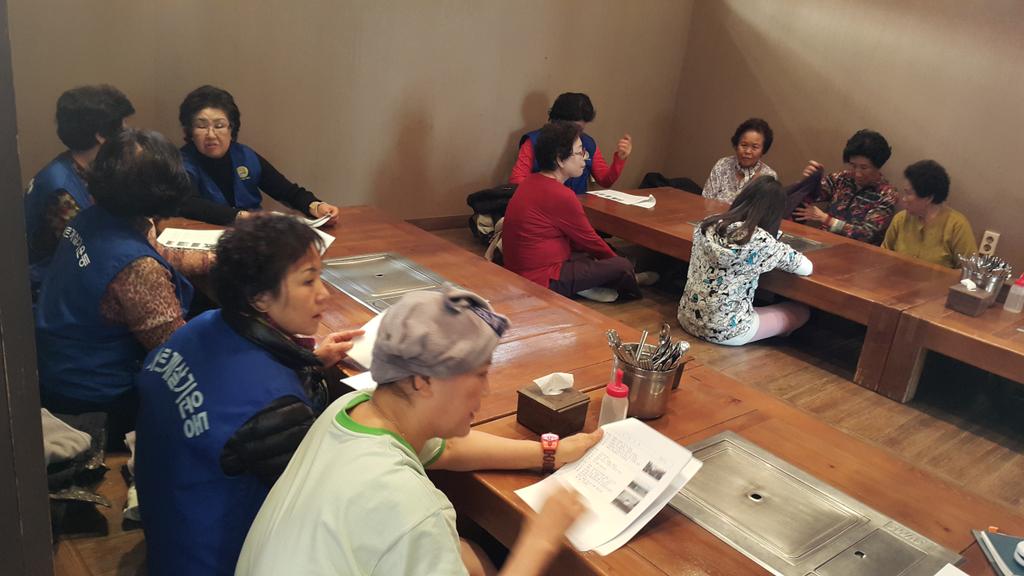 바르게살기운동용산구협의회는
2015.11.02(월) 11:00~
드레곤 힐 스파에서 
여성분과위원회 월례회의 개최
당면 과제 및 2015 전국 여성지도자대회에
관한 논의 의결,
어르신1:1 목욕봉사도 실시함