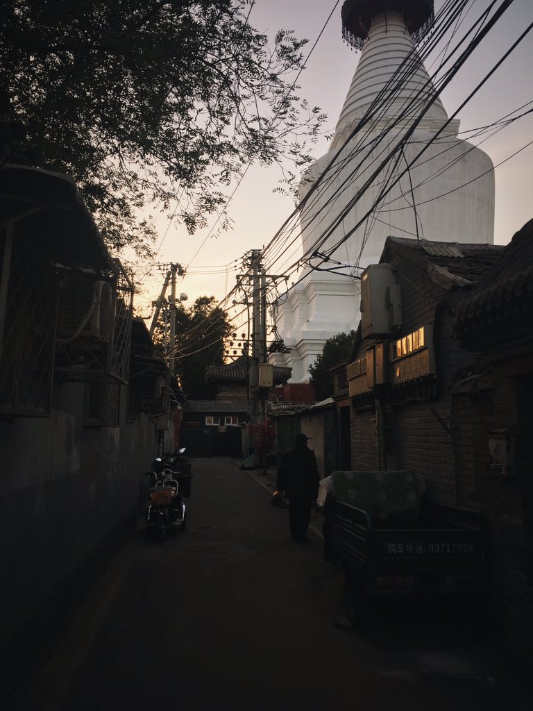 reeye77's tweet photo. 白塔寺和胡同，這裡黃昏靜悄悄。 https://t.co/rxO1SPNkV2
