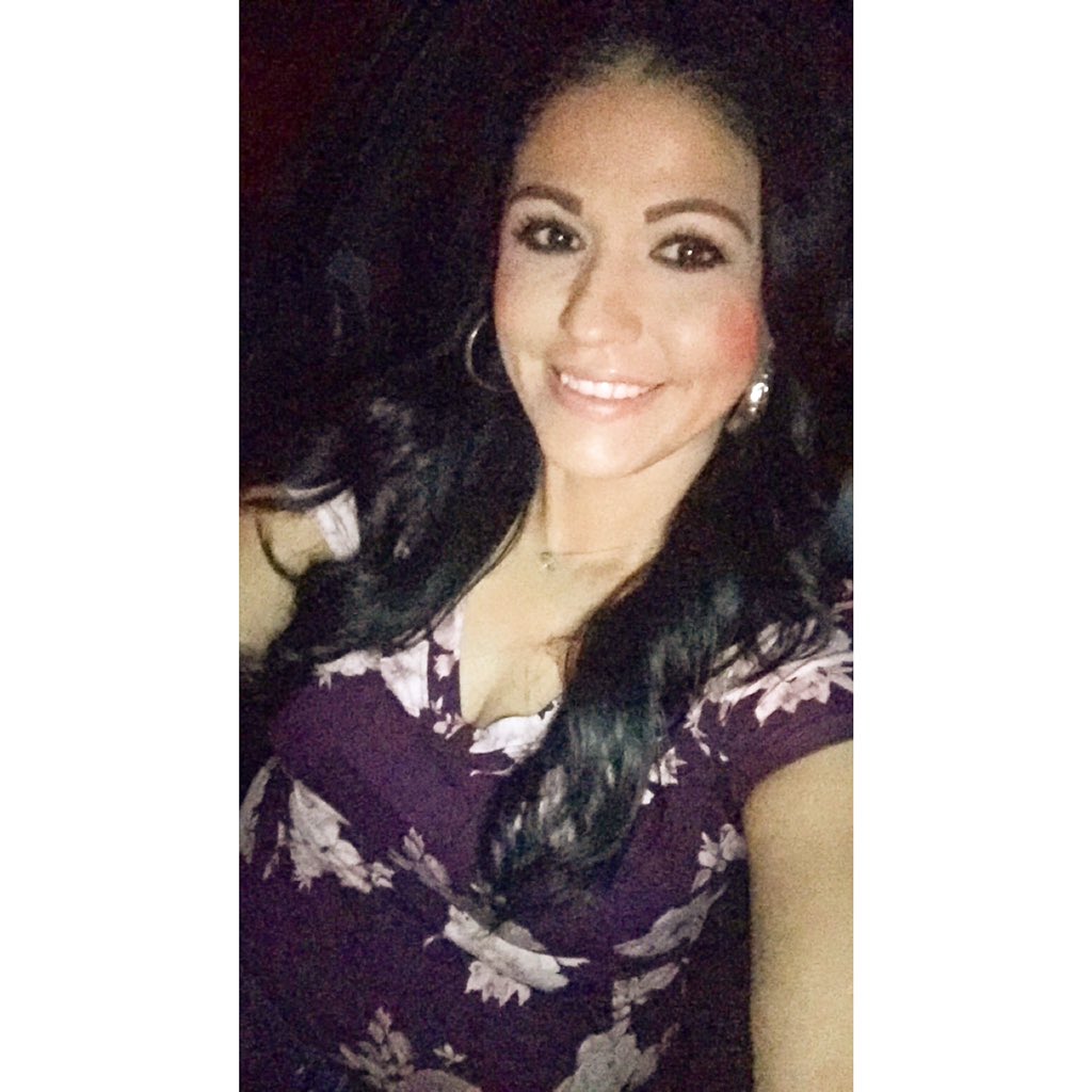 simplyjenn07's tweet photo. Is she really smiling though https://t.co/YKFPnfFNFT