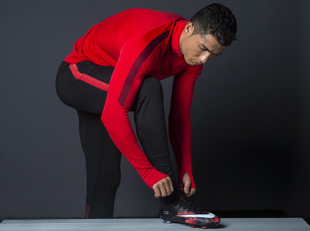 Cristiano's tweet photo. Get out and play games with the @nikefootball App for a chance to meet me!🎁👊🏼 https://t.co/tXAjIBbTCZ https://t.co/xGJr4g45nb