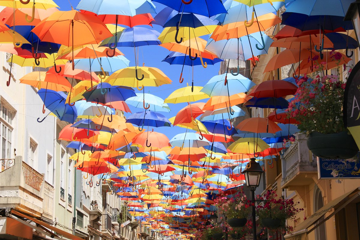 Мир зонтиков. Разноцветные зонтики. Украшение зонтиками на улице. Зонтики яркие. Улица с зонтиками.