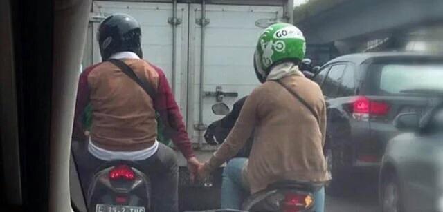 nandomonerae's tweet photo. walau gojek memisahkan https://t.co/uDUX4xoqfx