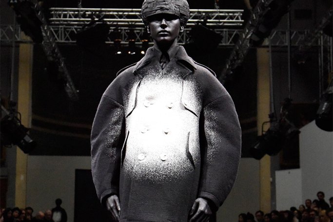 FashNerd's tweet photo. FashNerd | @ANREALAGE_ Brings Tech Gimmicks To Fashion https://t.co/01dnfPCoYU #FashionTech #CatwalkTech https://t.co/OQ58FnWLYo