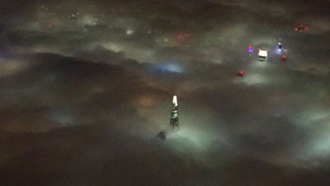 itvnews's tweet photo. Passenger shares stunning picture of London skyline shrouded in fog https://t.co/Z0UN7eoZDP https://t.co/Jgn4spRaxi