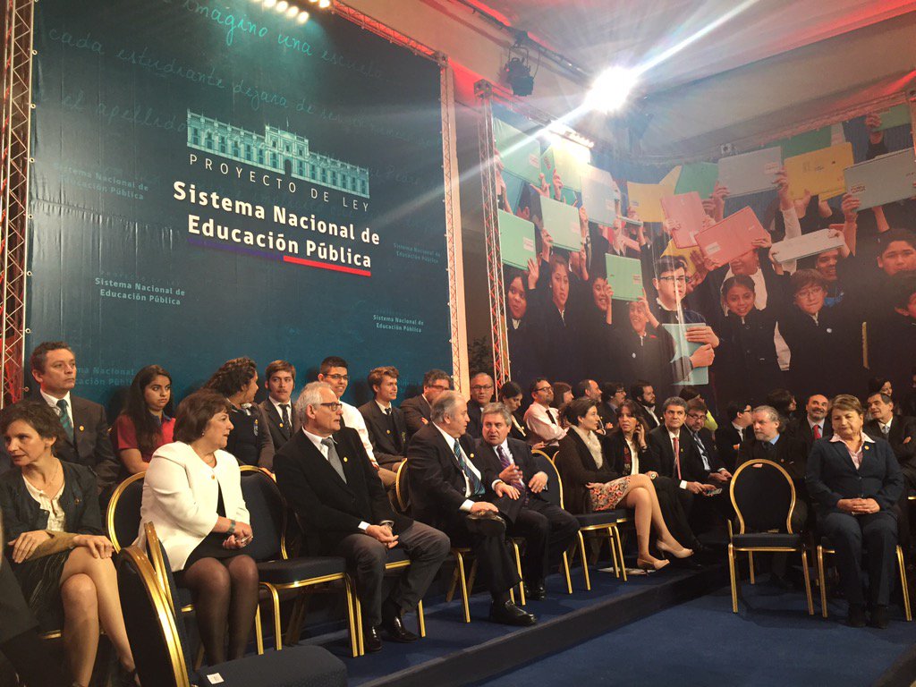 KarolCariola's tweet photo. Firma:Nueva Educación Pública, hoy la educación comienza el camino para volver al estado y no depender de municipios https://t.co/G5soL0xIyZ
