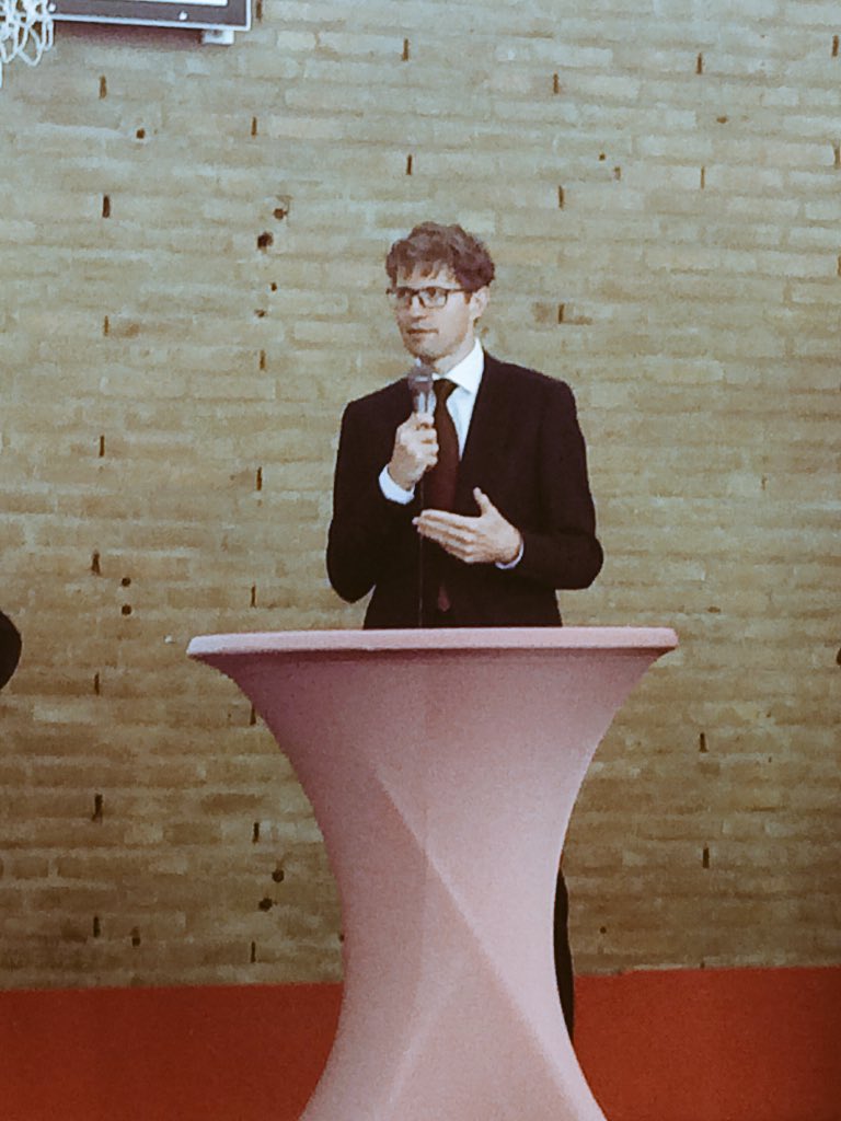 Presentatie Onderzoek Bewegen en Leerprestaties. Ook <a href="/SanderDekker/">Sander Dekker</a> aanwezig in de gymzaal van <a href="/StanislasSchool/">Stanislascollege</a>