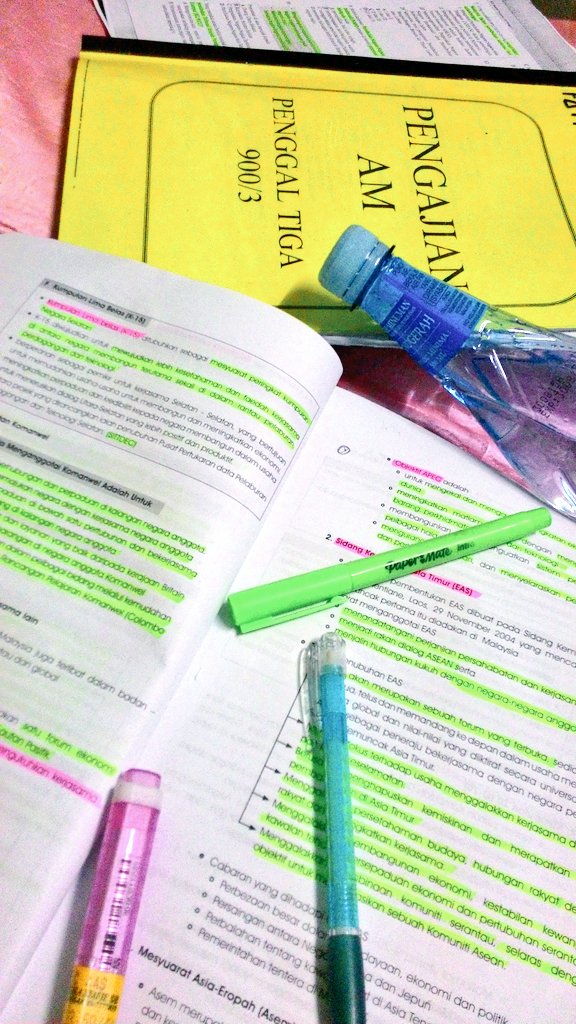 HunnyNini96's tweet image. Dari petang sampai ke malam....😭😭😭 #STPM2015 #PengajianAm