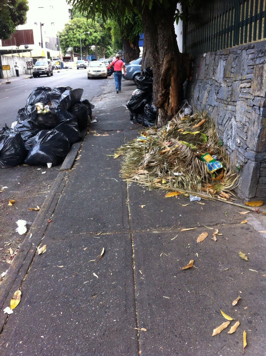 800LA's tweet photo. @CarlosOcariz @AlcaldiadeSucre Deficiente la recolección de basura 1ra Av.de Santa Eduvigis. frente a Cueva de Iria https://t.co/urnr7qzpsW