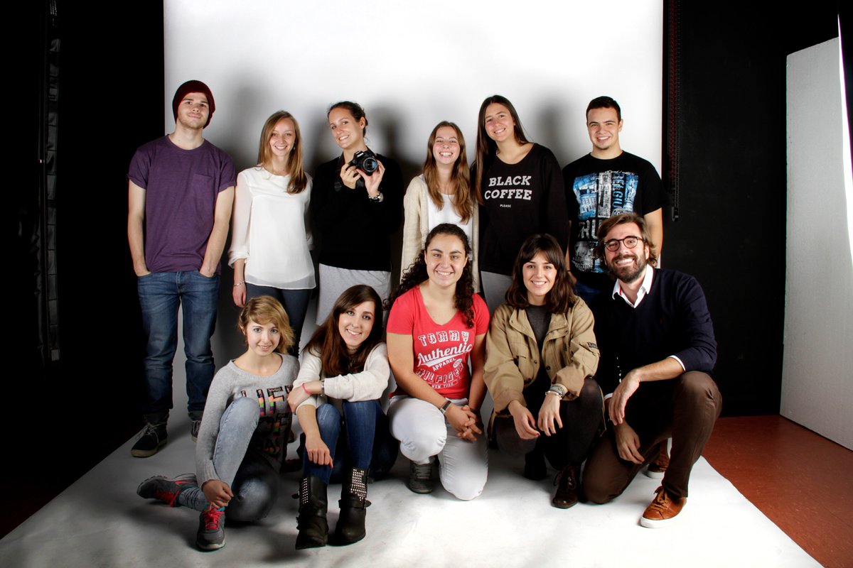 ebdonamayor's tweet photo. Qué gusto las clases de fotografía en estudio con alumnos como estos :) #FFECEU @HumanidadesCEU https://t.co/7fUEWtUCPn